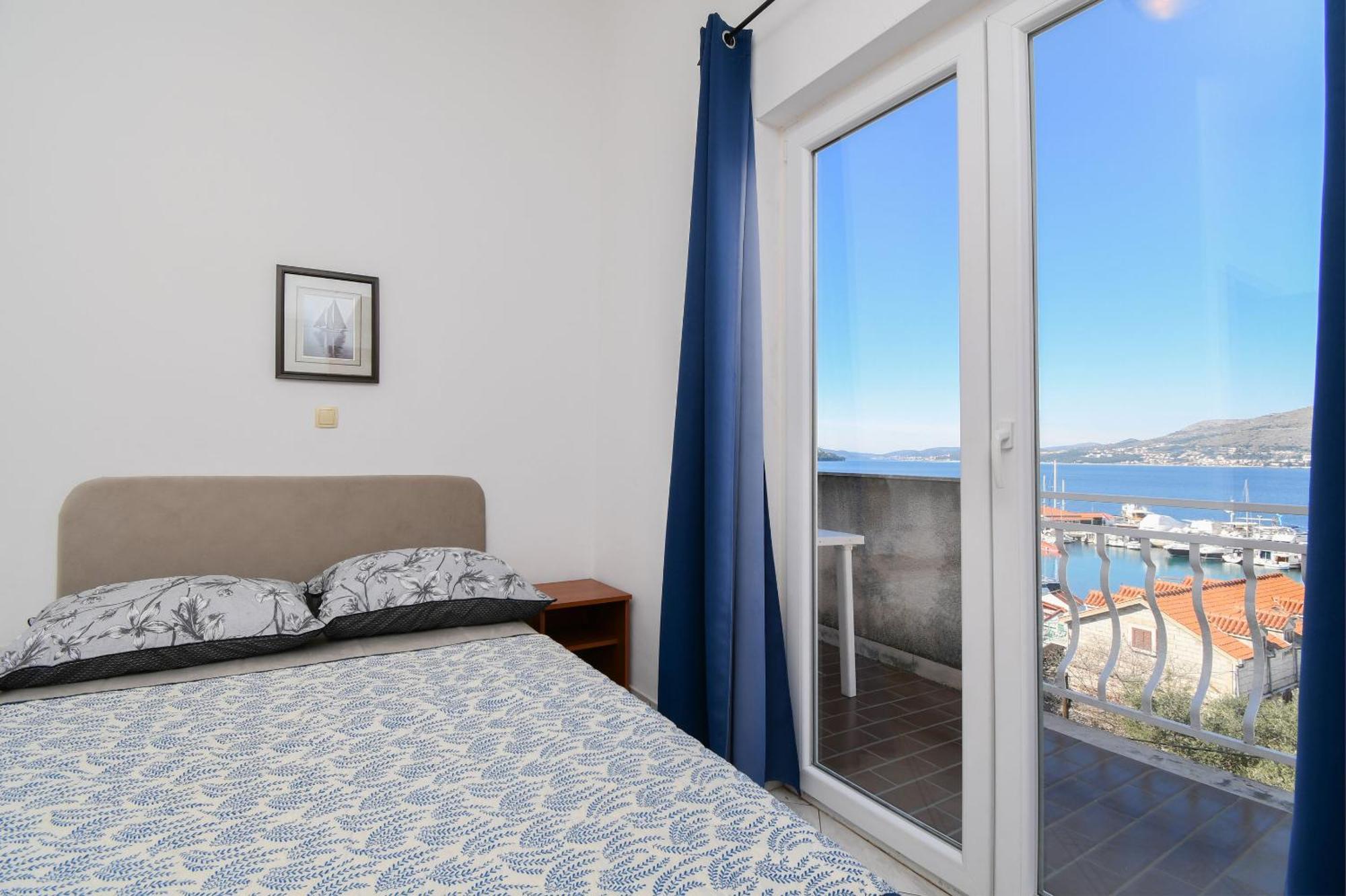 Apartments Biserka - 50 M From Beach Trogir Exterior photo