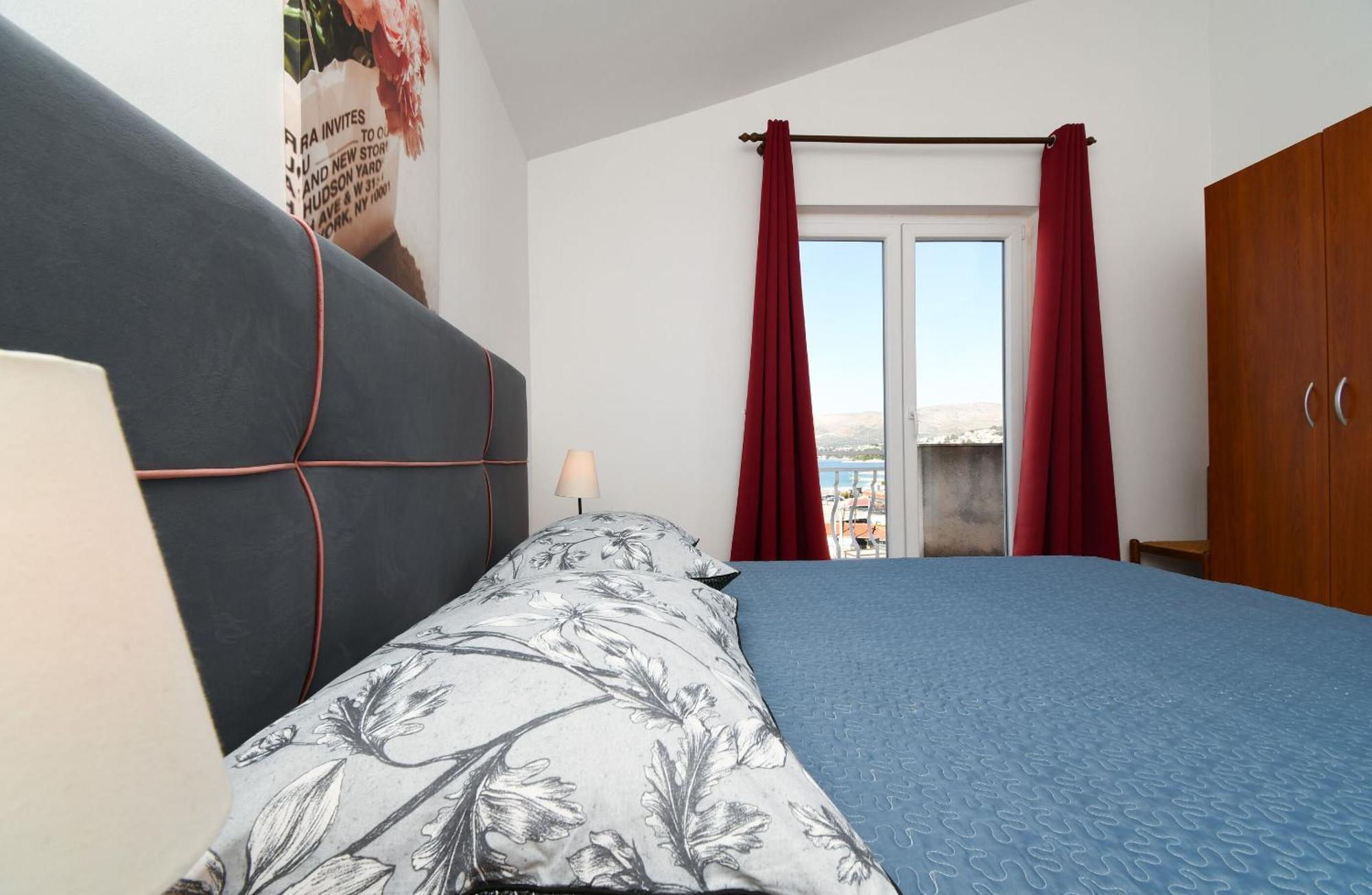 Apartments Biserka - 50 M From Beach Trogir Exterior photo