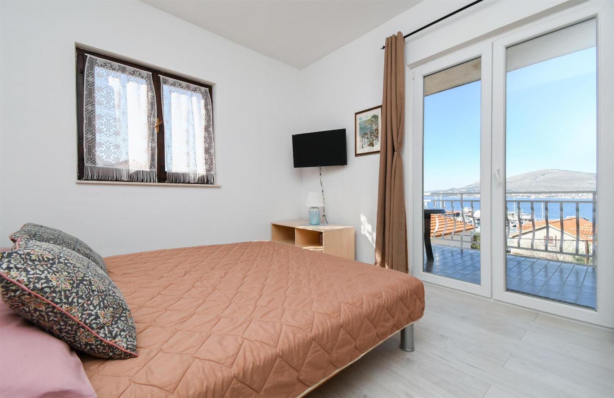 Apartments Biserka - 50 M From Beach Trogir Exterior photo